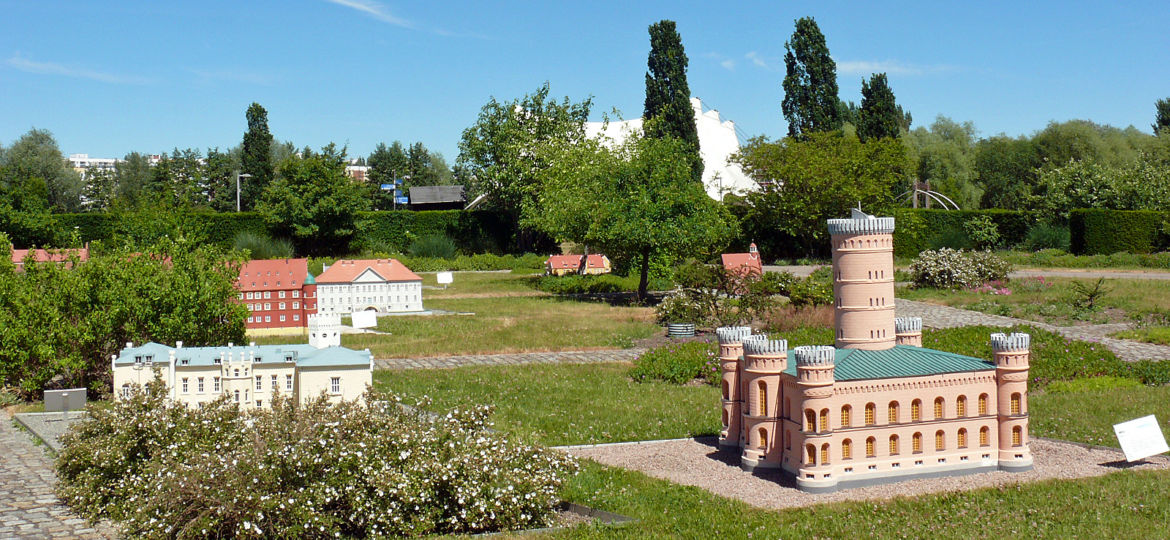 Rosengarten mit Miniaturhäusern